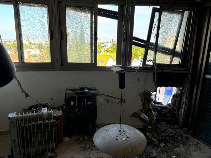 בית יוליאנה שנפגע מכטב"ם בהרצליה