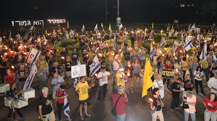 מחאה נגד בנימין נתניהו בצאת יום הכיפורים בקיסריה