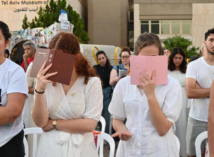 תפילת נעילה (צילום: פאולינה פאטימר) תפילת נעילה בכיכר החטופים