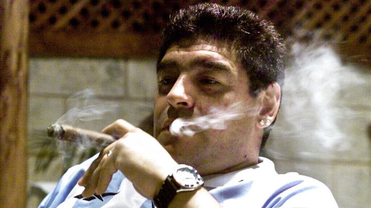 ארמנדו מראדונה מעשן 