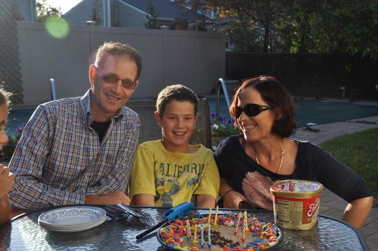 החטוף עומר נאוטרה בתמונות ילדות מימי הולדת קודמים