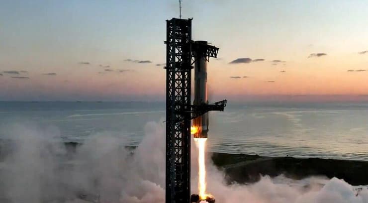 לכידת המשגר בחודש שעבר (צילום: space X) המראת חללית ספייס X