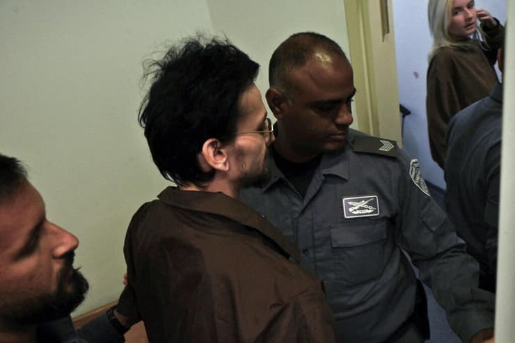 הטמנת כספים ושריפת רכבים. ולדיסלב ויקטורסון בבית המשפט (צילום: יובל חן ) ולדיסלב ויקטורסון ואנה ברנשטיין החשודים בניסיון התנקשות בגורמים בכירים ישראליים