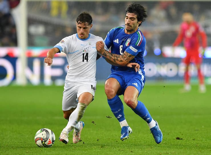 באיטליה חוששים מישראל, אבל לא מהרמה של הנבחרת. סנדרו טונאלי מול גבי קניקובסקי באוקטובר 2024 (REUTERS/Jennifer Lorenzini) שחקן נבחרת ישראל גבי קניקובסקי מול שחקן נבחרת איטליה סנדרו טונאלי