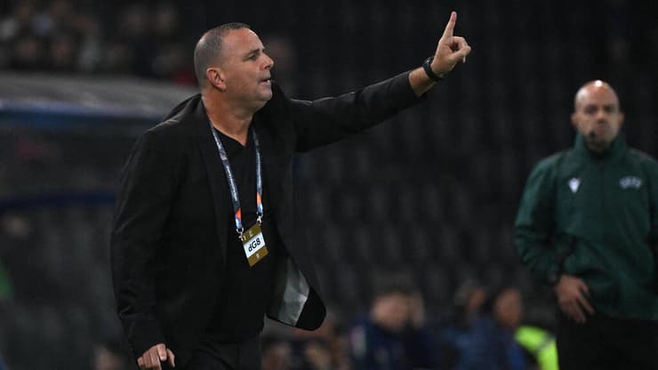 מגביר את ההכנות. בן שמעון (Tiziana FABI / AFP) מאמן נבחרת ישראל רן בן שמעון