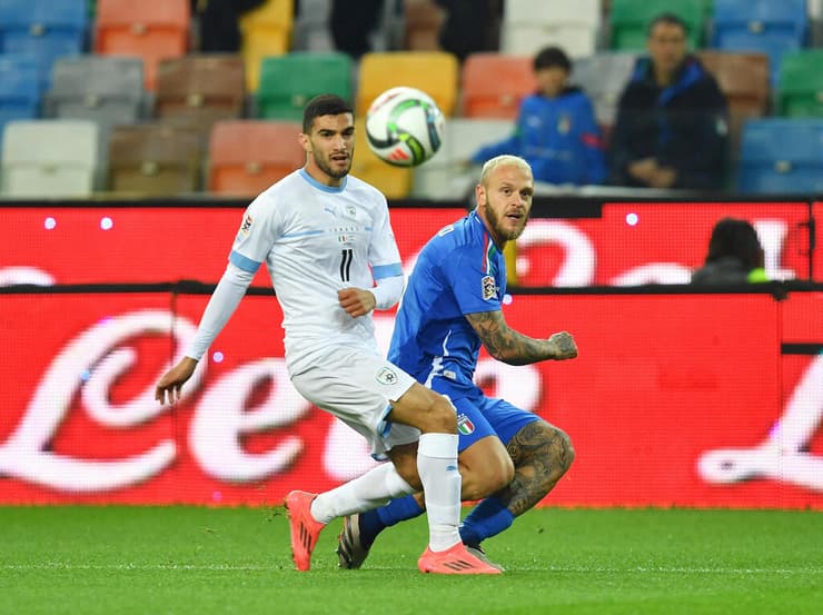 עבדה מול דימרקו באוקטובר האחרון (REUTERS/Jennifer Lorenzini) שחקן נבחרת ישראל ליאל עבדה מול שחקן נבחרת איטליה פדריקו דימרקו