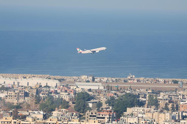 מטוס ממריא מנמל התעופה רפיק אל-חרירי בביירות. גם הים הוא נתיב הברחה (צילום: REUTERS/Mohamed Azakir) ביירות לבנון נמל תעופה רפיק אל חרירי