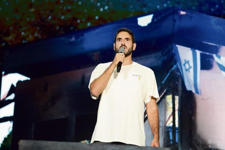 יונתן שמריז נואם בפארק הירקון