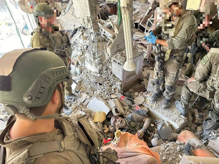 לוחמי ביסל"ח עם גופת יחיא סינוואר ברצועת עזה