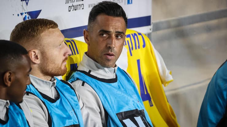 שחקן מכבי ת"א ערן זהבי על הספסל