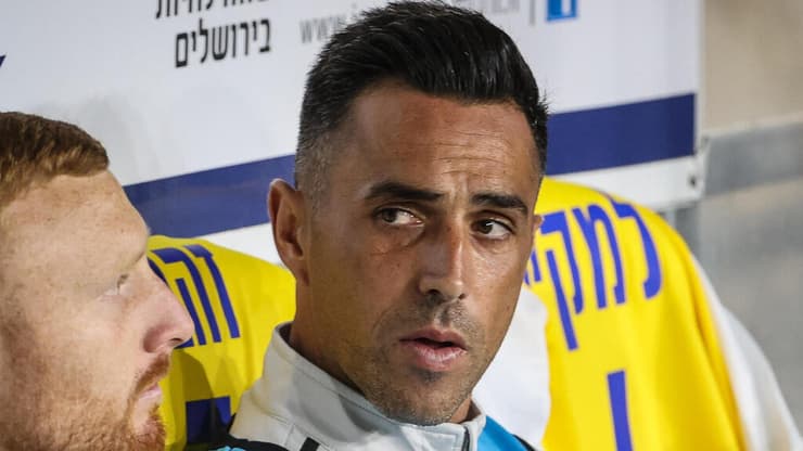 "השפלה". זהבי על ספסל מכבי ת"א (צילום: עוז מועלם) שחקן מכבי ת"א ערן זהבי על הספסל