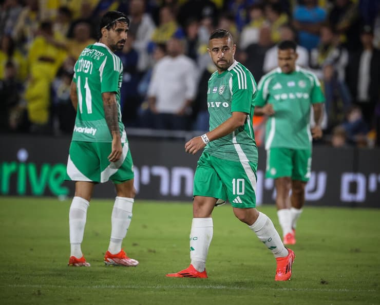 שחקן מכבי חיפה דיא סבע עם ליאור רפאלוב