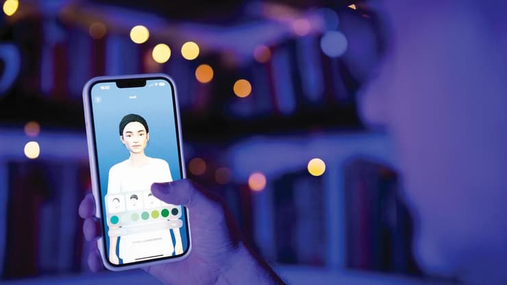 משתמש בונה את האווטאר שלו באפליקציה של רפליקה (צילום: Jaap Arriens, AFP) רפליקה