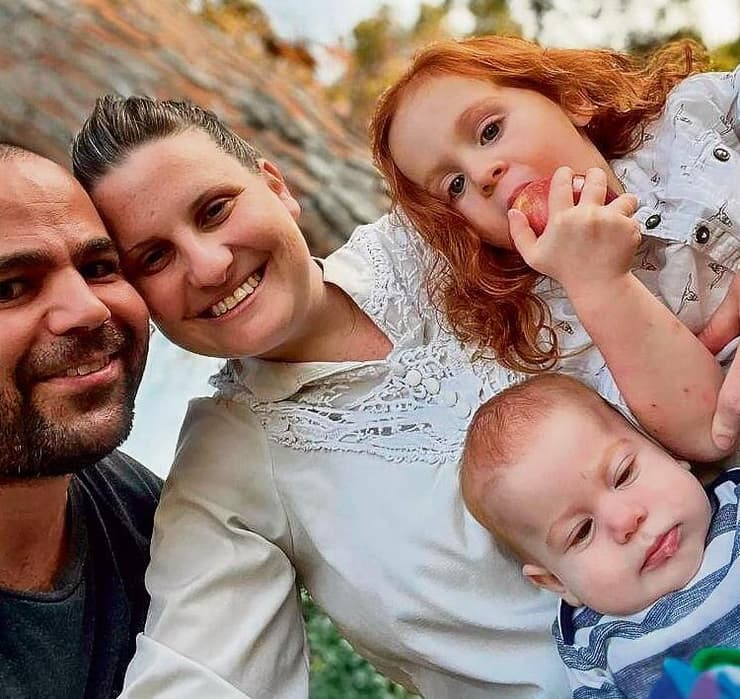 ירדן, שירי, אריאל וכפיר ביבס (צילום: מהאלבום המשפחתי) ירדן ושיר ביבס עם ילדיהם אריאל וכפיר