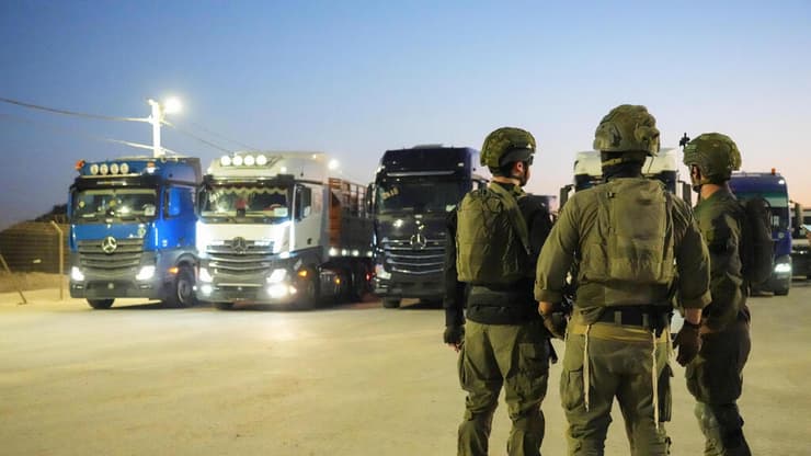 כיבוש ישראלי עשוי לדרוש מחיילים לחלק מזון. מאבטחים את משאיות הסיוע (צילום: REUTERS/Janis Laizans) חיילי צה"ל מאבטחים את משאיות הסיוע ההומנטרי ברצועת עזה