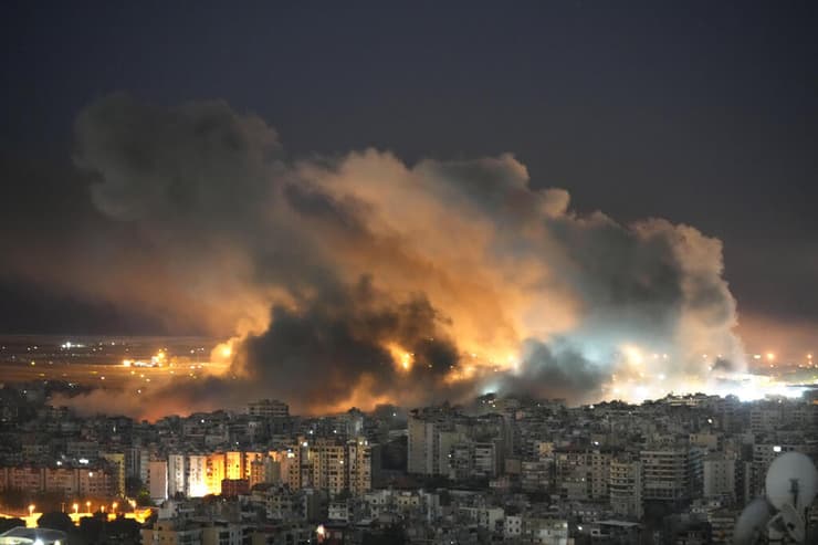 הפצצה ישראלית בדאחייה, בקרבת נמל התעופה בביירות. "לא הייתי מאמין שזה אפשרי בנובמבר" (צילום: AP /Hussein Malla) תקיפות צה"ל בלבנון