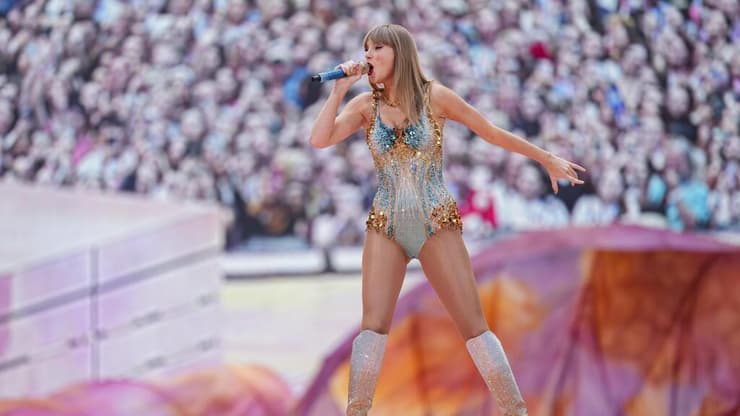 טיילור סוויפט בהופעה באצטדיון וומבלי