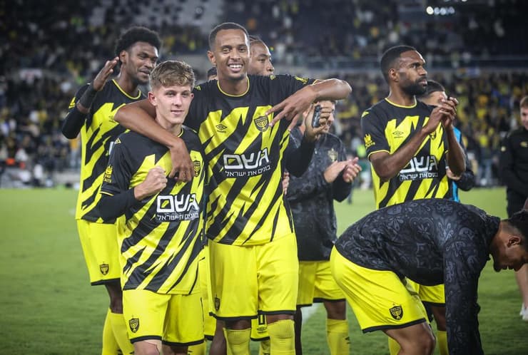 שחקני בית"ר ירושלים חוגגים ניצחון ראשון העונה נגד מכבי חיפה (צילום: עוז מועלם) בית"ר ירושלים מכבי חיפה