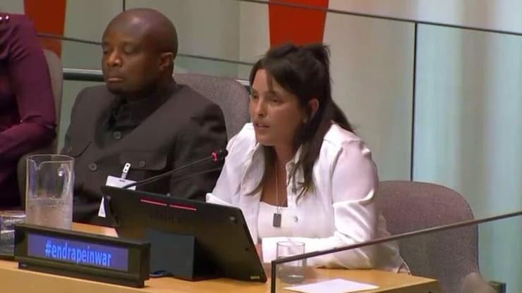 עמית סוסנה מספרת את עדותה לשגרירי האו"ם באירוע לציון 15 שנה להקמת המנדט על אלימות מינית בעימותים