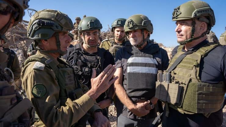 ראשי רשויות מקו העימות בשטח לבנון, לפני הפסקת האש. "לא מדברים איתנו" (צילום: דובר צה"ל) ראשי ראשויות מקו העימות נכנסו ללבנון עם צה"ל