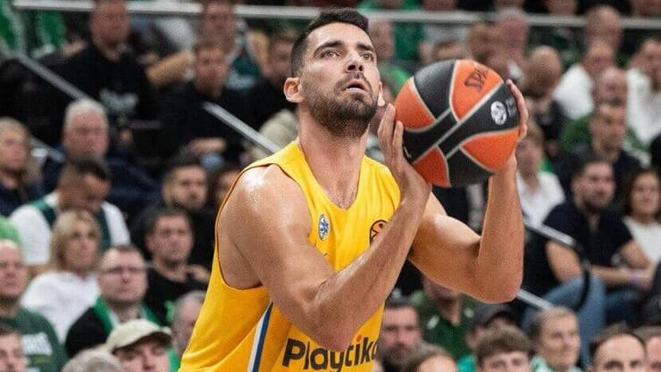 שחקן מכבי ת"א רפי מנקו