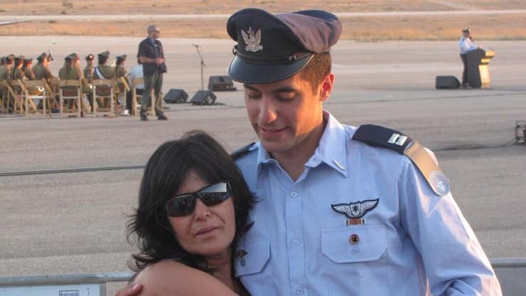 אסף דגן טייס הקרב שסבל מפוסט טראומה והתאבד בתמונה עם אמו מירי