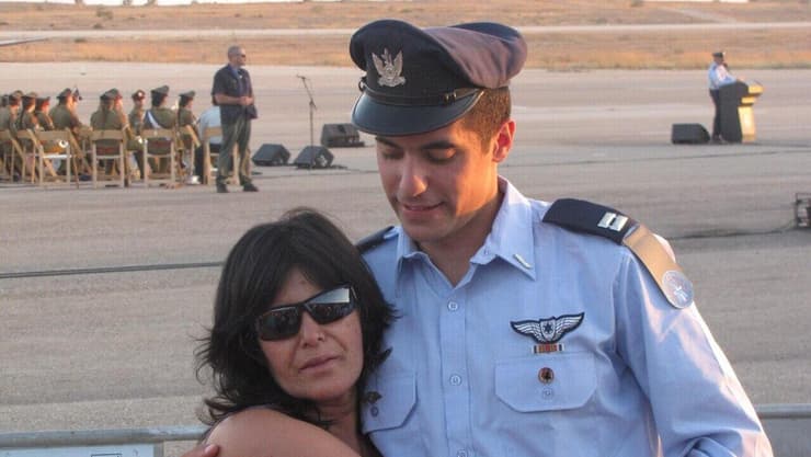 אסף דגן טייס הקרב שסבל מפוסט טראומה והתאבד בתמונה עם אמו מירי