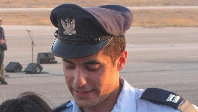 אסף דגן ז"ל אסף דגן טייס הקרב שסבל מפוסט טראומה והתאבד בתמונה עם אמו מירי