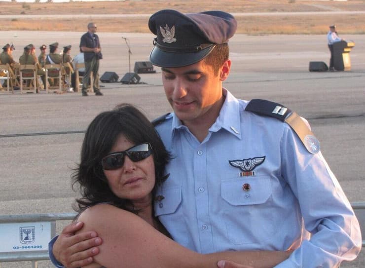 אסף דגן טייס הקרב שסבל מפוסט טראומה והתאבד בתמונה עם אמו מירי