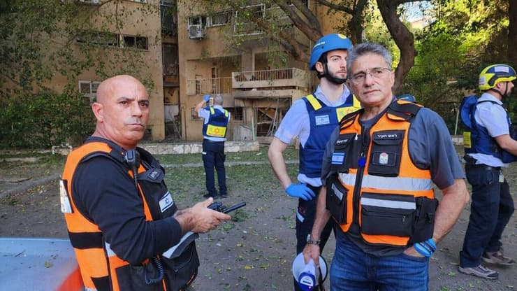 מימין: ראש העיר כרמיאל משה קונינסקי במהלך "חרבות ברזל" (צילום: דוברות עיריית כרמיאל ) ראש העיר כרמיאל משה קונינסקי במקום פגיעת הרקטה שפגעה פגיעה ישירה בבניין מגורים בעיר