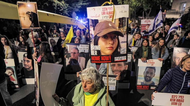 "בלי אופטימיות מה נותר לנו?" (צילום: Ahmad GHARABLI / AFP) אירוע ״הקפות לשובם״ מחוץ למעון רה״מ בירושלים - מחאה למען השבת החטופים