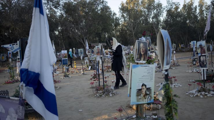 מתפלל באתר, שנה אחרי הטבח (צילום: AP Photo/Maya Alleruzzo) אזור פסביטל נובה שנה לאחר הטבח