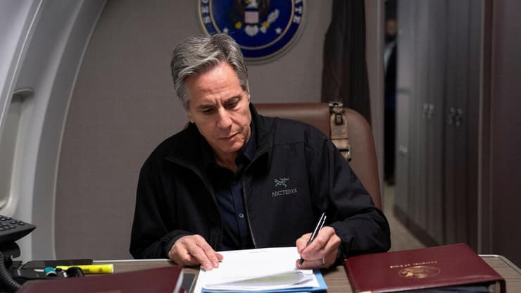 בלינקן. משדר אופטימיות (צילום: REUTERS/Nathan Howard/Pool) אנתוני בלינקן עובד במשרדו במטוס