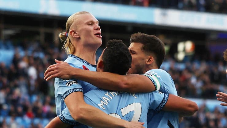 חזר לכבוש בליגה. הולאנד חוגג עם החברים