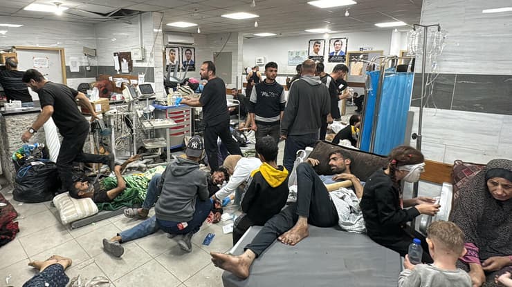 עזתים בבית החולים כמאל עדואן בבית לאהיה שבצפון רצועת עזה