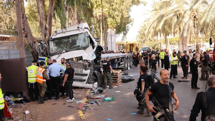 פיגוע פגיעת משאית בתחנת אוטובוס בסמוך לבסיס מחנה חיים הרצוג - בה"ד 15