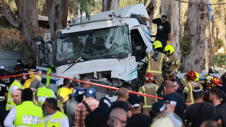 פיגוע פגיעת משאית בתחנת אוטובוס בסמוך לבסיס מחנה חיים הרצוג - בה"ד 15