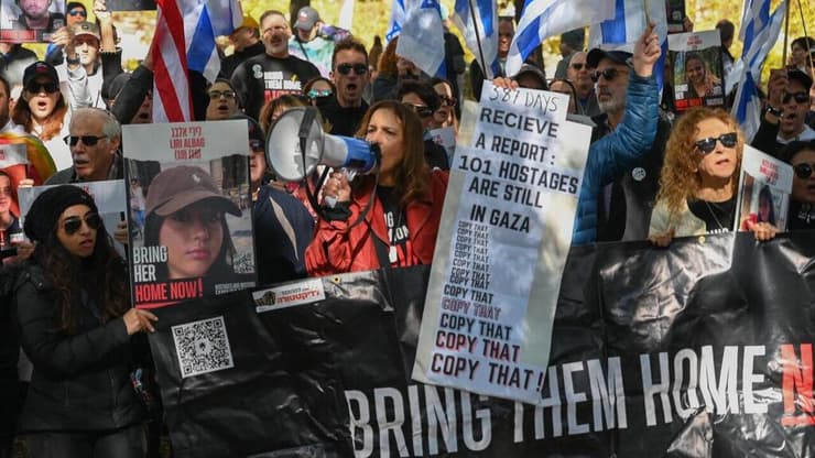 הפגנה בניו יורק למען החטופים. שיתוף פעולה ישראלי-יהודי (צילום: לירי אגמי, אמנון שמי, דני טננבאום) ניו יורק: מאות מפגנים למען 101 החטופים בעזה