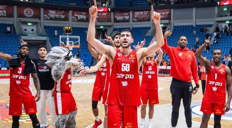 שחקני הפועל ירושלים חוגגים