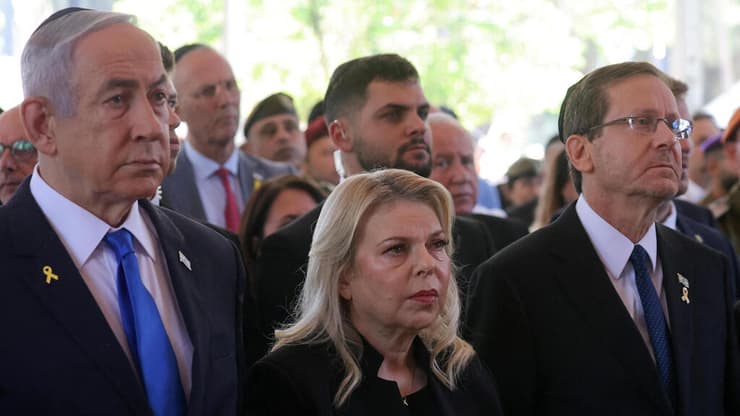 הזוג נתניהו והרצוג. "גם ככה התיקים אלה מומצאים ולא ייצא מהם כלום" (צילום: GIL COHEN-MAGEN/Pool via REUTERS) טקס הזיכרון הממלכתי לחללי חרבות ברזל