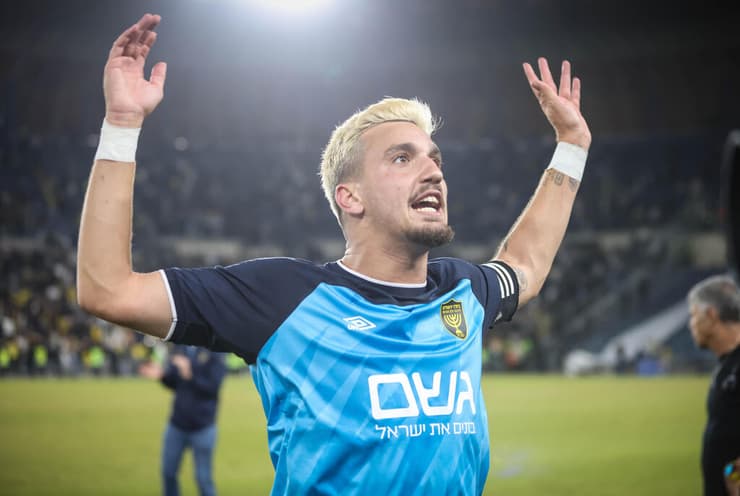 מרגיש כמו רוק סטאר בבית"ר. שועה (צילום: עוז מועלם) שחקן בית"ר ירושלים ירדן שועה