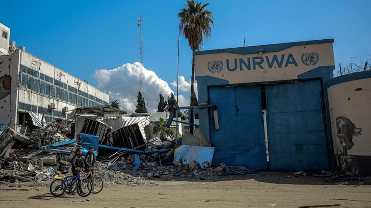 משרדי אונר"א בעזה. "לוקחים את ההגנות הבסיסיות של מדינות דמוקרטיות להתגונן בפני טרור" (צילום: AFP) עזה משרדים של אונר"א
