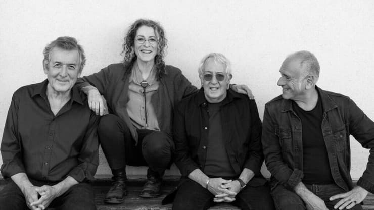 כשאנחנו שומעים רעם חזק-חזק אנחנו אף פעם לא לבד. הכבש השישה עשר, דויד ברוזה, גידי גוב, יהודית רביץ ויוני רכטר (צילום: יריב פיין וגיא כושי) הכבש השישה-עשר, דויד ברוזה, גידי גוב, יהודית רביץ ויוני רכטר
