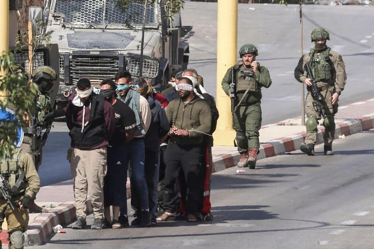כוחות צה"ל מובילים עצורים מכוסי עיניים בחברון