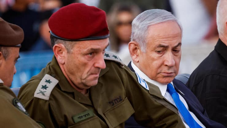 בנימין נתניהו והרצי הלוי. ראש הסגל התלונן, אבל רה"מ מעולם לא ביקש את התחקירים (צילום: REUTERS/Amir Cohen) טקס סיום קורס קצינים