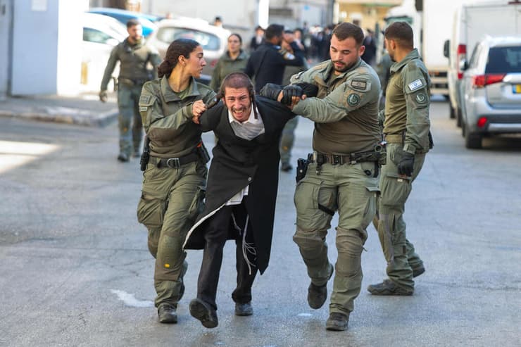 מחאת חרדים נגד הגיוס (צילום: Menahem KAHANA/AFP) יום גיוס חרדים בתל השומר - מחאת חרדים כנגד הגיוס