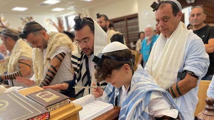 אוקטובר 2024: ניסן מלווה את ארז בעלייה לתורה (צילום: עידו דן) ארז קלדרון עולה לתורה