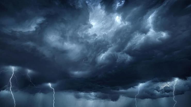 חיה ממש בתוך המערבולת, המבול, הצונאמי שמאיים להטביע אותה