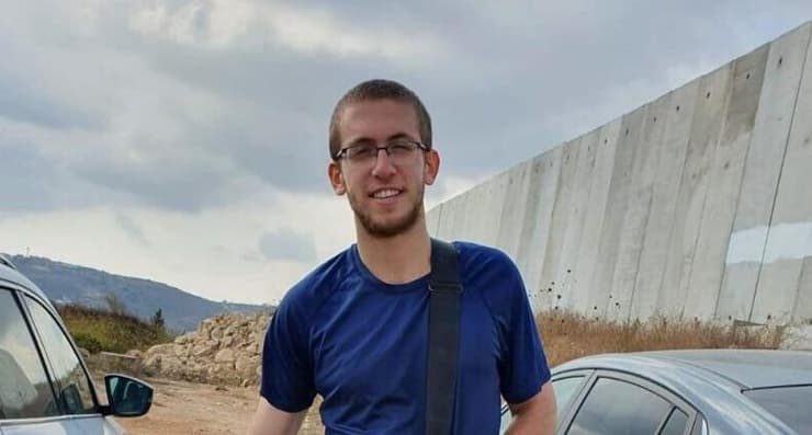 סמ"ר יאיר חנניה ז"ל  עם משפחתו