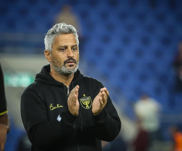 מגיע לסוף העונה הסדירה כשאין לו - לא שיטה ולא הרכב יציב. יצחקי (צילום: עוז מועלם) מאמן בית"ר ירושלים ברק יצחקי חוגג